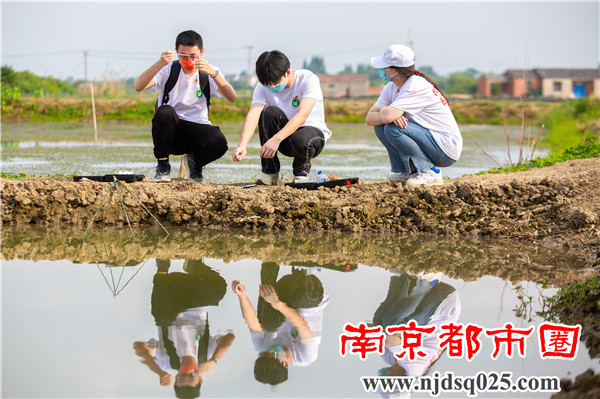 02图为团员为养殖户检测池塘水质.jpg