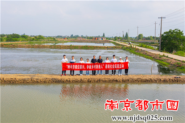 05图为团员在青虾养殖塘口合影.jpg