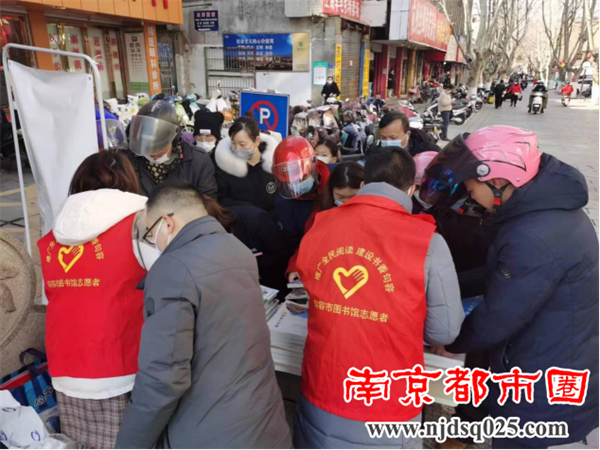 20230116句容市图书馆：新春幸福回家路　地铁赠书献祝福(1)340.png