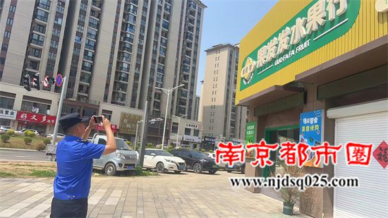 巡查员给门头广告拍照上传记录.jpg