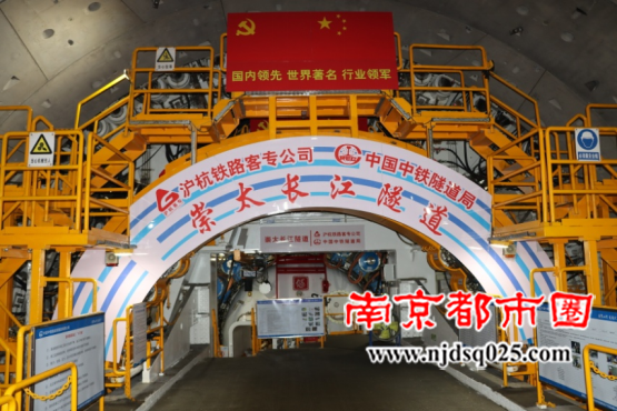 九大智能发力！世界最大直径高铁盾构机“领航号”掘进突破3000米(1)420.png