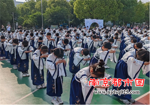 河滨路小学成长仪式报道135.png